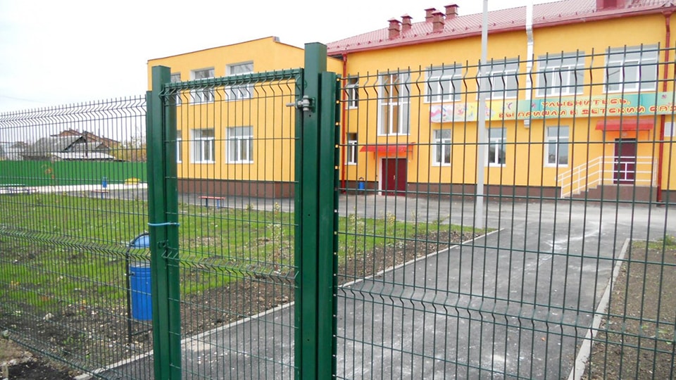 Установка безопасных ограждений для детских площадок в Астрахани