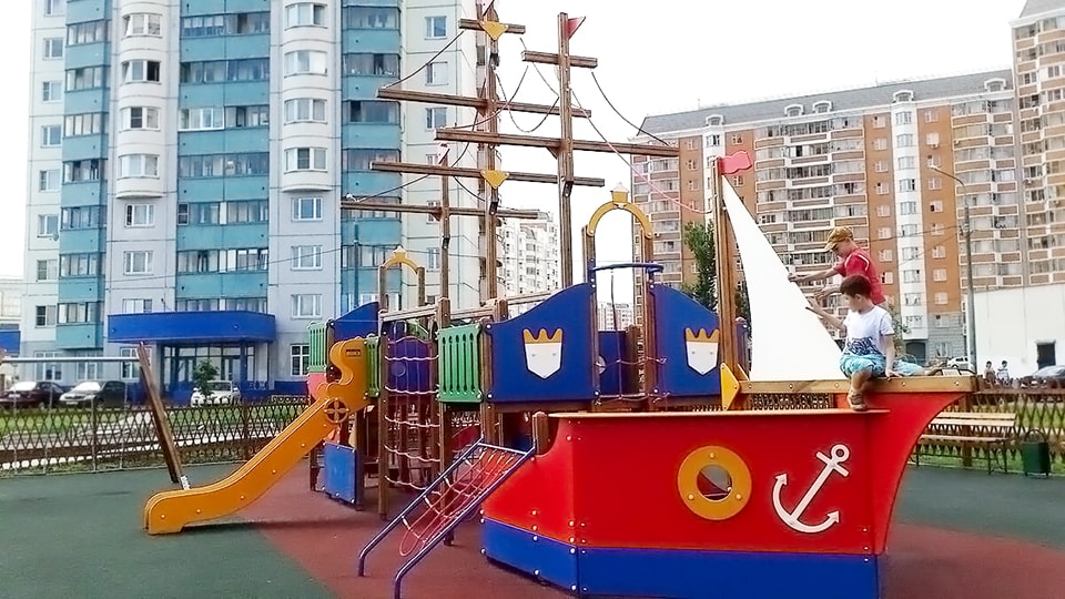 Монтаж корабликов на детской площадке в Астрахани